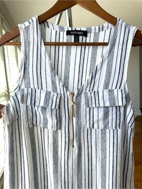 Ellen Tracy Striped White & Navy Zip Front Tank, Relaxed Fit, Linen Blend
